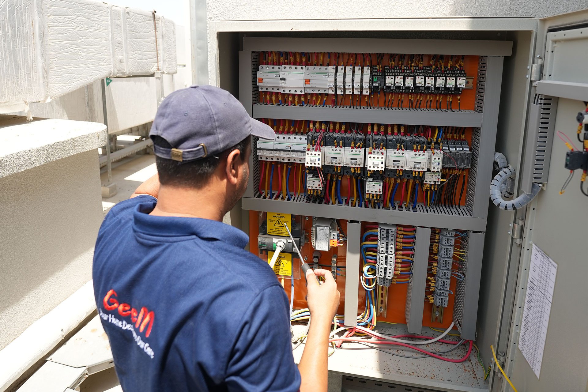 Professional Electrician in Dubai